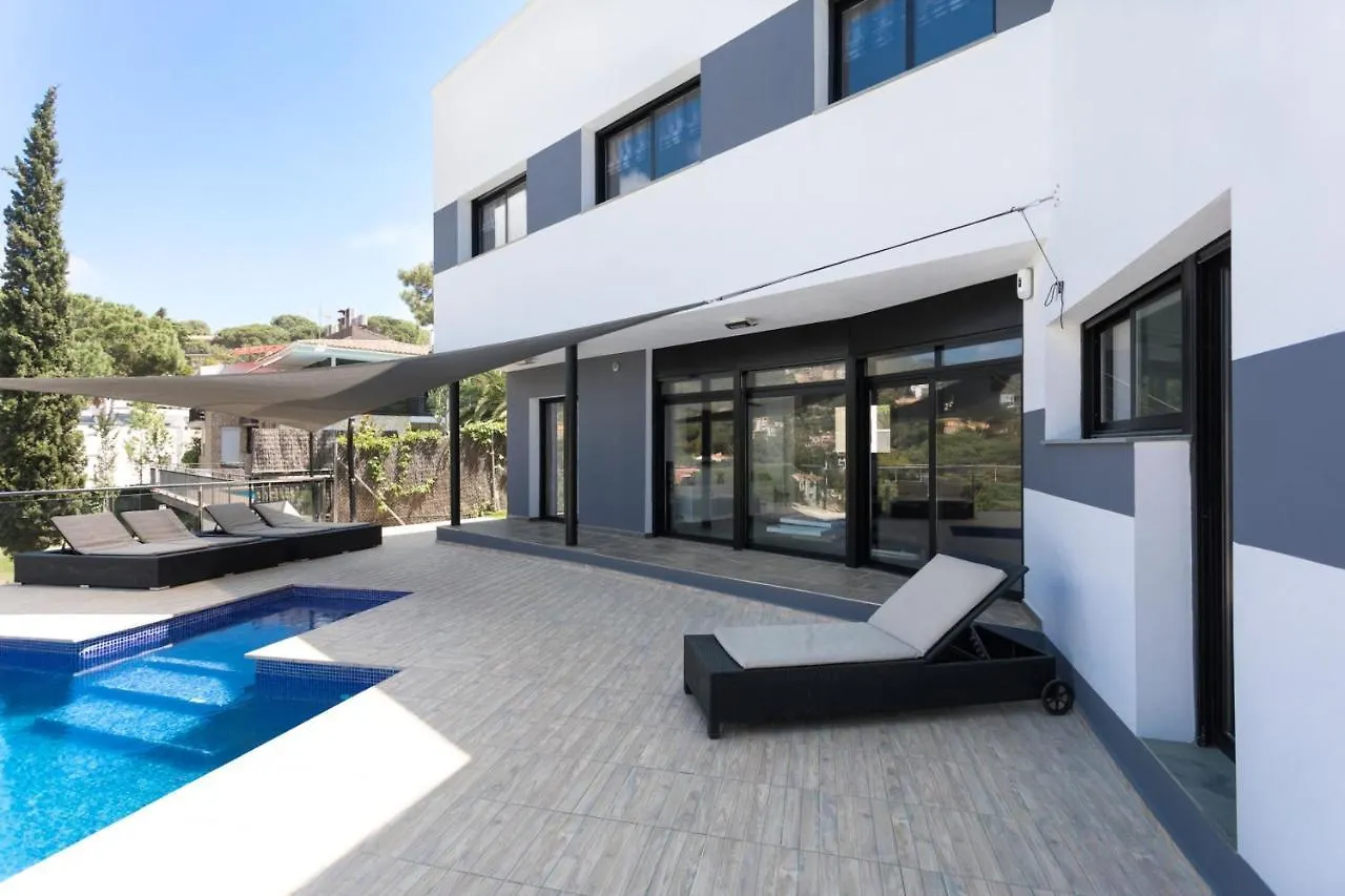 Villa Lloret: Beachside Retreat with Private Pool and Garden Lloret de Mar