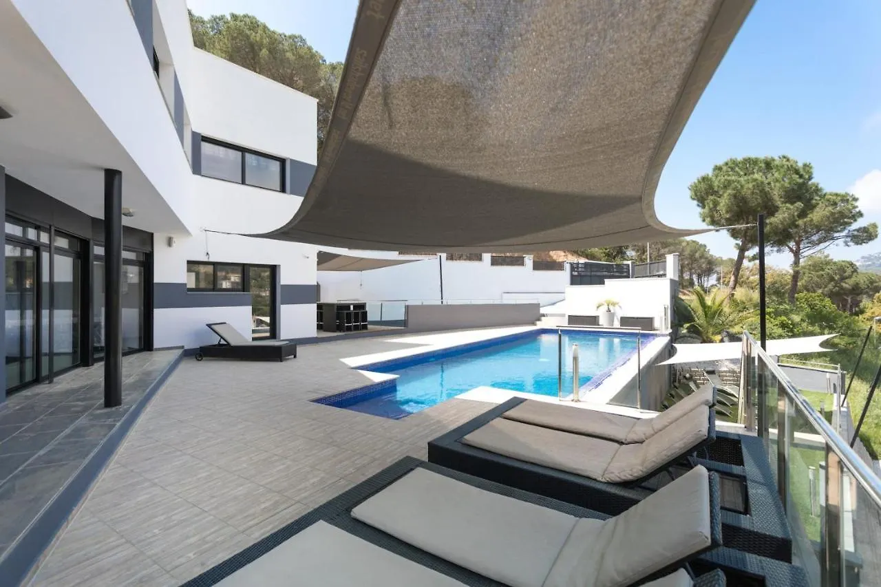 Villa Lloret: Beachside Retreat with Private Pool and Garden Lloret de Mar